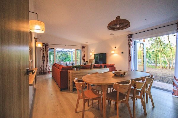 Eetkamer - Modern vakantiehuis met sauna in Slagharen (4)