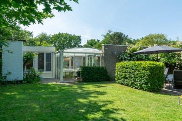 Tuin - Ruime woning in Duinland 188 met veranda in Sint Maartenszee (1)