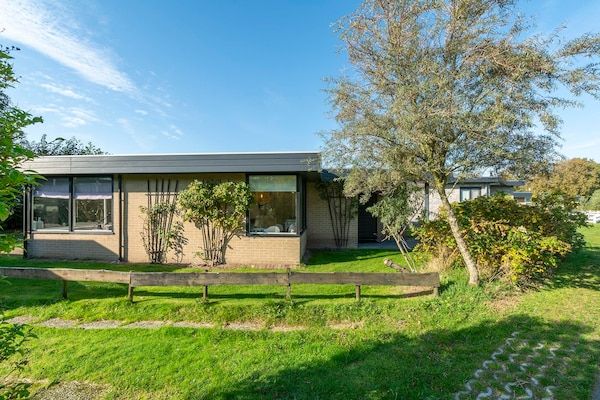 Buitenkant - Bungalow in Sint Maartenszee bij Strand in Sint Maartenszee (1)
