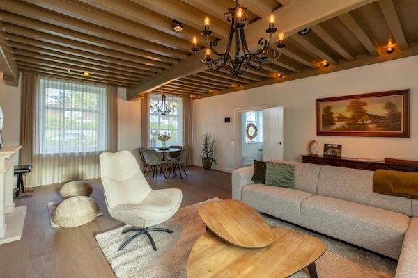 Woonkamer - Boerderij in Zeeland met molenuitzicht in Heinkenszand (1)