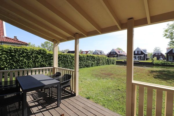 Terras - Bungalow aan het Water met Sauna in Zuid-Holland in Simonshaven (3)