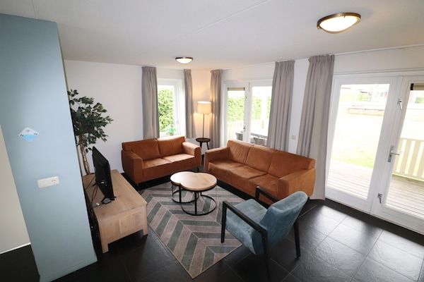 Woonkamer - Bungalow aan het Water met Sauna in Zuid-Holland in Simonshaven (5)
