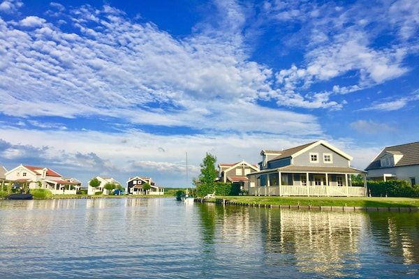 Buitenkant - Bungalow aan het Water met Sauna in Simonshaven (1)