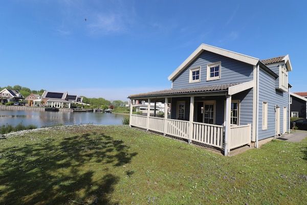 Buitenkant - Bungalow aan het Water met Sauna in Simonshaven (2)