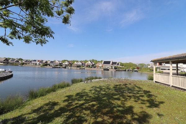 Uitzicht - Bungalow aan het Water met Sauna in Simonshaven (3)