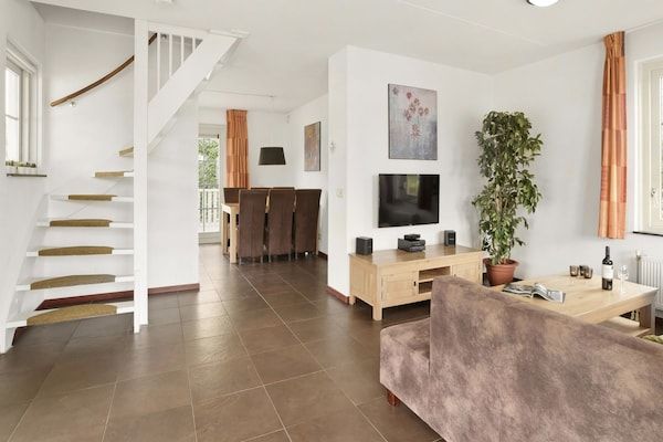 Woonkamer - Bungalow aan het water bij Rotterdam in Simonshaven (4)