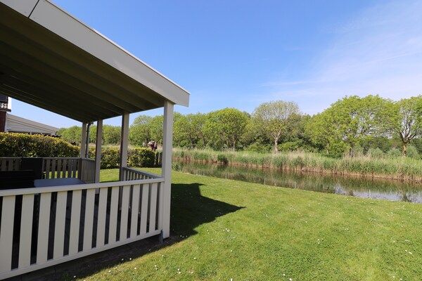 Tuin - Bungalow aan het water bij Rotterdam in Simonshaven (2)