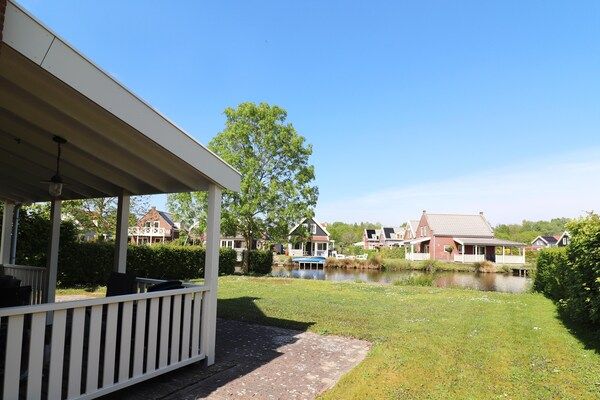Tuin - Bungalow aan het water bij Rotterdam in Simonshaven (2)