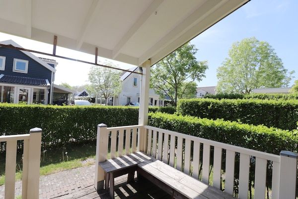 Terras - Bungalow aan het water bij Rotterdam in Simonshaven (4)