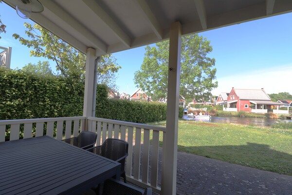 Terras - Bungalow aan het water bij Rotterdam in Simonshaven (5)
