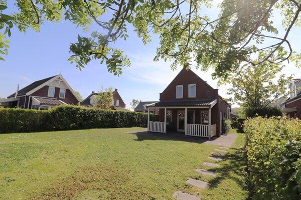 Buitenkant - Bungalow aan het water bij Rotterdam in Simonshaven (1)