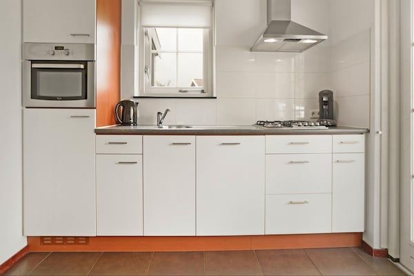 Keuken - Bungalow aan het water bij Rotterdam en Zeeland in Simonshaven (5)