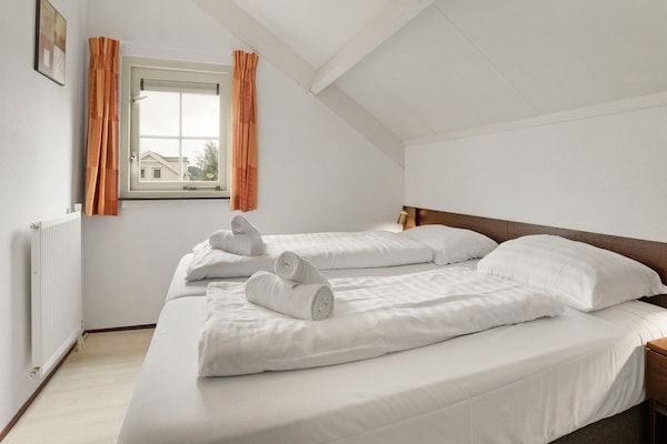 Slaapkamer - Bungalow aan het water bij Rotterdam en Zeeland in Simonshaven (4)