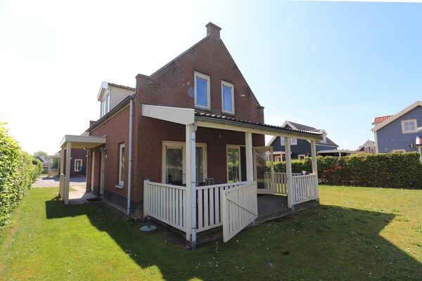 Buitenkant - Bungalow aan het water in Zuytland Buiten in Simonshaven (4)