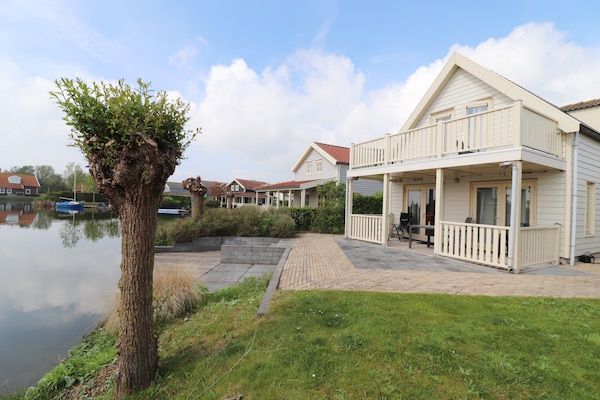 Buitenkant - Bungalow in Zuytland met Eigen Visteiger in Simonshaven (1)