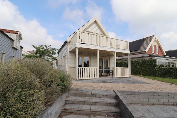 Buitenkant - Bungalow in Zuytland met Eigen Visteiger in Simonshaven (3)