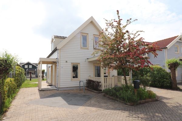 Buitenkant - Bungalow in Zuytland met Eigen Visteiger in Simonshaven (4)