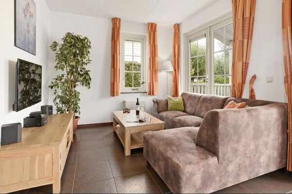 Woonkamer - Bungalow in Zuytland met Eigen Visteiger in Simonshaven (5)