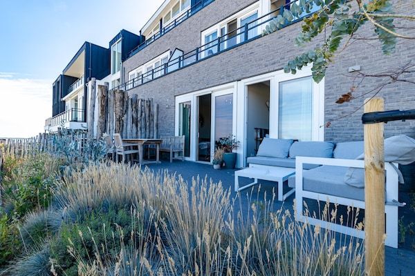 Terras - Appartement in Sint-Annaland bij Strand in Sint-Annaland (2)