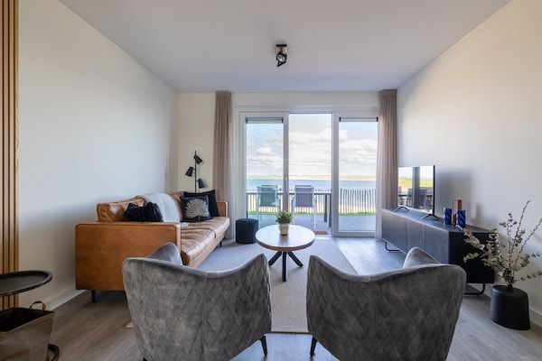 Woonkamer - Appartement in Sint-Annaland bij de Haven in Sint-Annaland (2)
