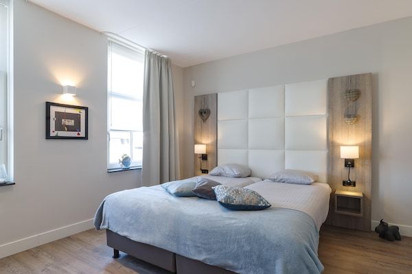 Slaapkamer - Villa bij Oosterschelde met Game Room in Colijnsplaat (5)