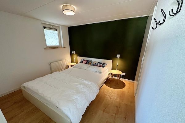 Slaapkamer - Verblijf op het Friese platteland vlakbij zee in Tzummarum (4)