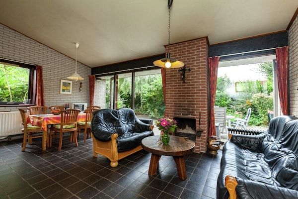 Woonkamer - Lake Escape met tuin in Kamperland (2)