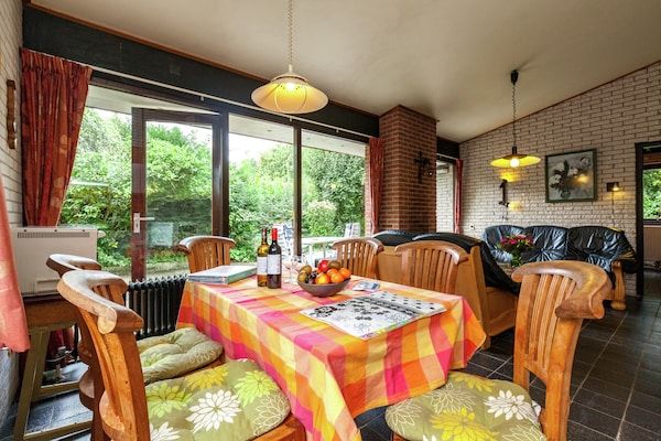 Eetkamer - Lake Escape met tuin in Kamperland (3)