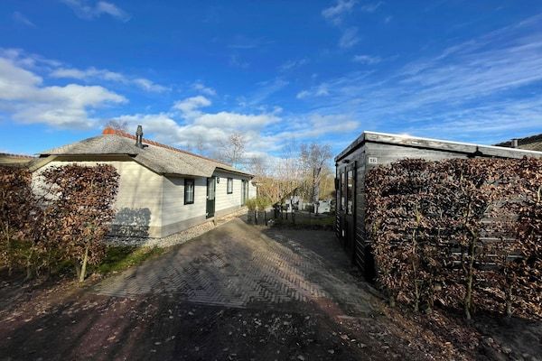 Buitenkant - Rustig verblijf in boerderijstijl voor 4 gasten in Sint Nicolaasga (4)