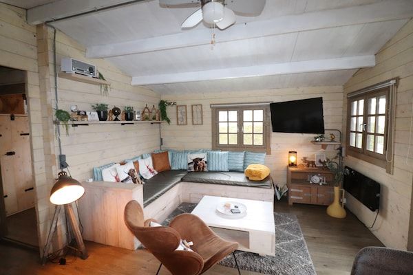 Woonkamer - Hut in Tzummarum met zwembad en tennisbaan in Tzummarum (2)