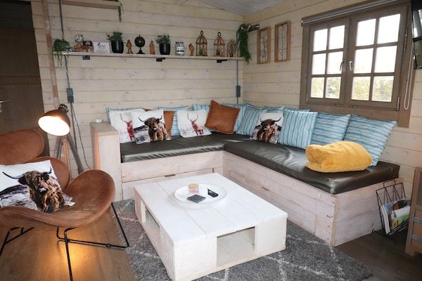 Woonkamer - Hut in Tzummarum met zwembad en tennisbaan in Tzummarum (3)