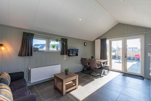 Woonkamer - Strandhuis 't Koepeltje vlakbij de duinen in Groote Keeten (2)