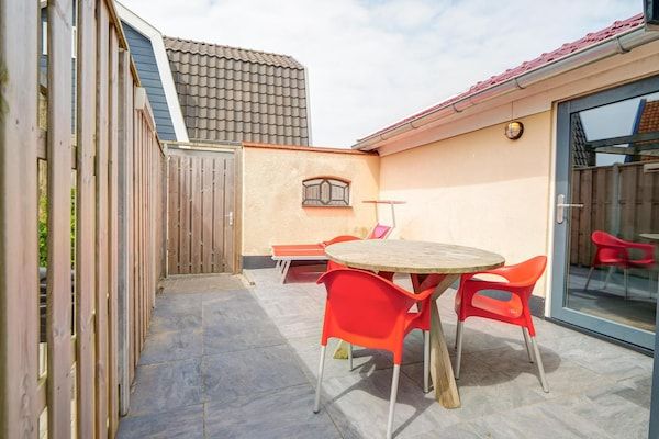 Terras - Strandhuis 't Koepeltje vlakbij de duinen in Groote Keeten (3)