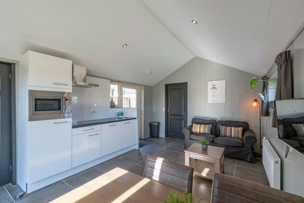 Woonkamer - Strandhuis 't Koepeltje vlakbij de duinen in Groote Keeten (4)