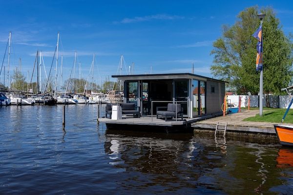 Buitenkant - Houseboat in Heeg met prachtig havenzicht in Heeg (3)