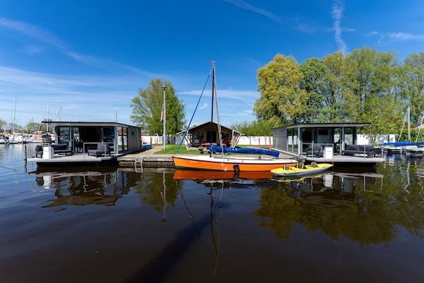 Buitenkant - Houseboat in Heeg met prachtig havenzicht in Heeg (2)