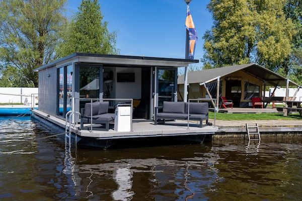 Buitenkant - Houseboat in Heeg met prachtig havenzicht in Heeg (4)
