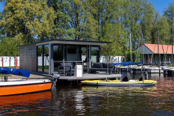 Buitenkant - Houseboat in Heeg met prachtig havenzicht in Heeg (1)