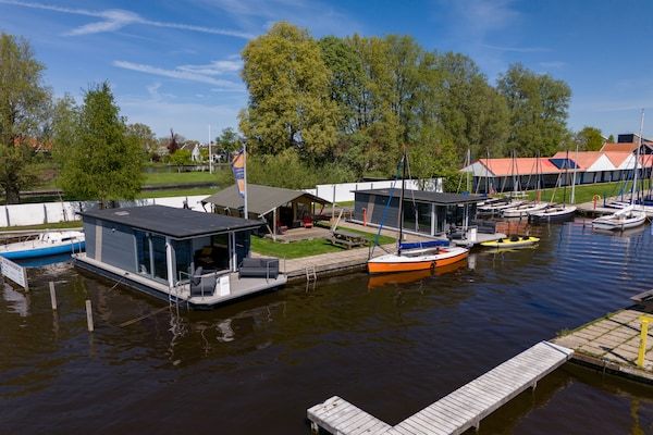 Buitenkant - Houseboat in Heeg met prachtig havenzicht in Heeg (5)