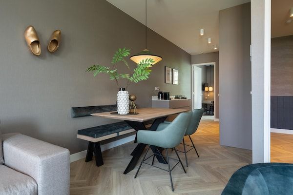 Eetkamer - Stijlvol 2-slaapkamerappartement in Den Haag. in Den Haag (3)