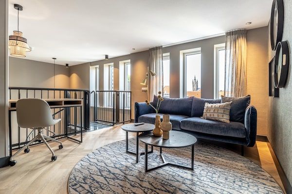 Woonkamer - Speels en luxe appartement midden in Delft. in Delft (2)