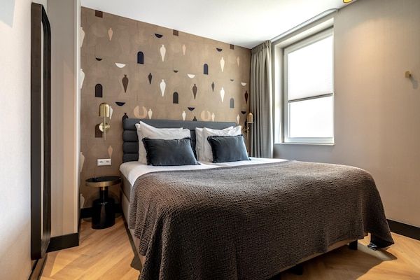 Slaapkamer - Prachtig appartement, uitzicht op Delftse gracht. in Delft (3)