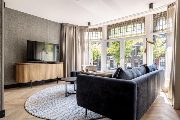 Woonkamer - Prachtig appartement, uitzicht op Delftse gracht. in Delft (2)