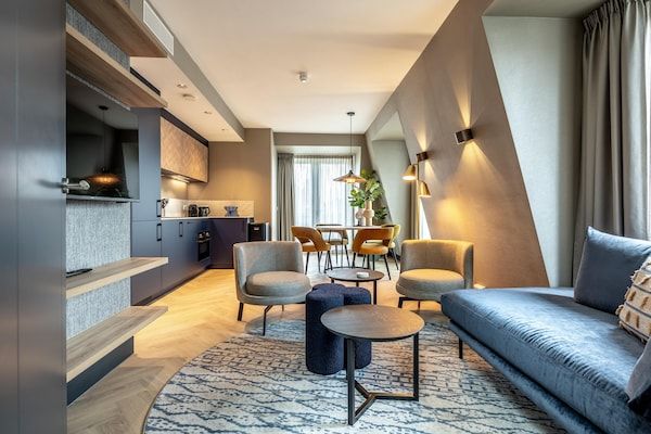 Woonkamer - Familieappartement met stapelbedden in Delft (2)