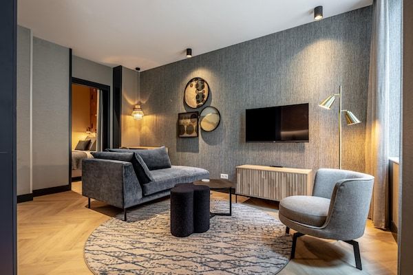 Woonkamer - Ruim appartement retraite in Delft (2)