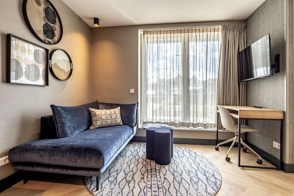Woonkamer - Modern overnachten in historisch Delft in Den Haag (2)