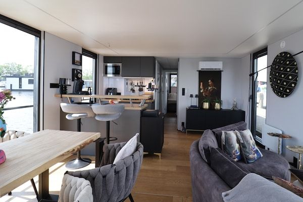 Woonkamer - Houseboat met sauna en fantastisch uitzicht in Offingawier (2)