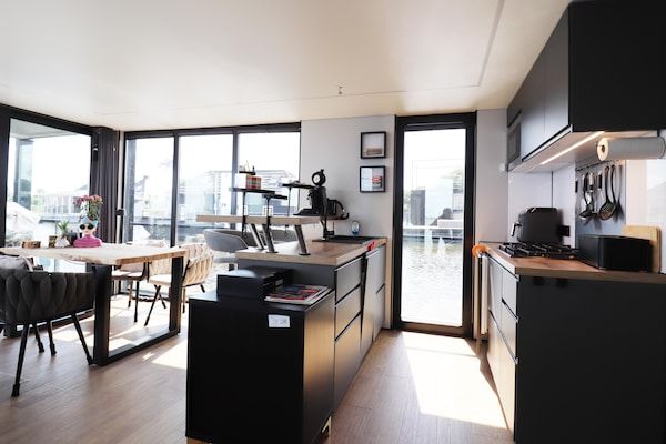 Keuken - Houseboat met sauna en fantastisch uitzicht in Offingawier (5)
