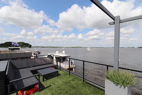 Terras - Houseboat met sauna en fantastisch uitzicht in Offingawier (4)