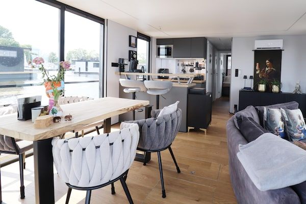 Eetkamer - Houseboat met sauna en fantastisch uitzicht in Offingawier (3)